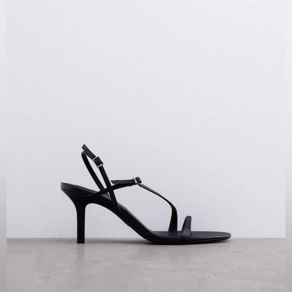 LEATHER HIGH HEELED SANDALS
BLACK